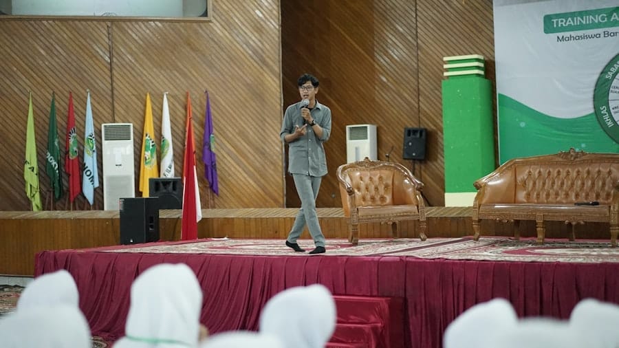 Photo Speaker presenting